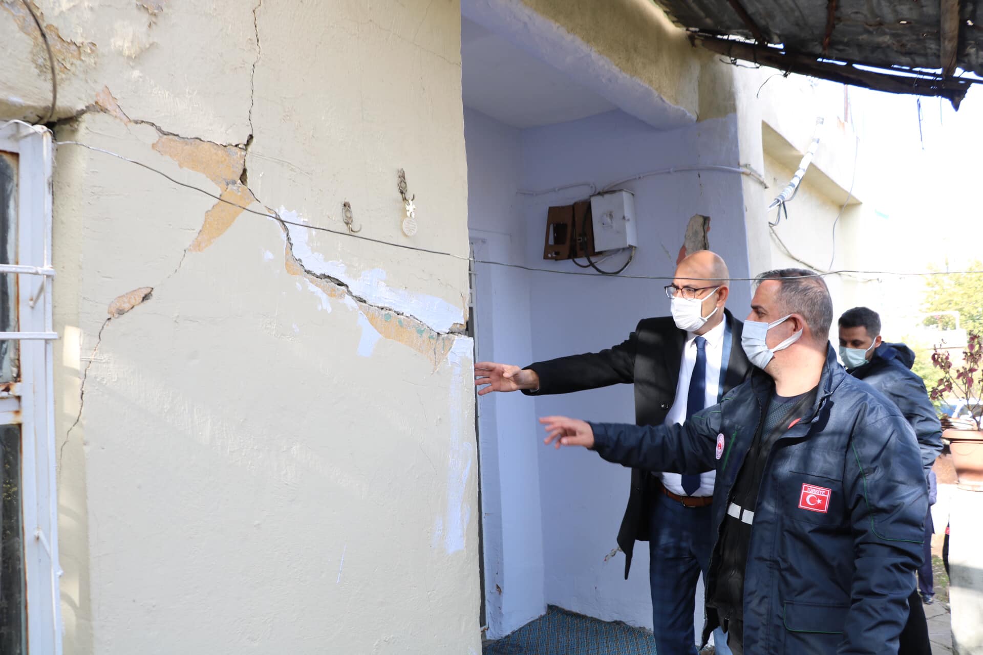 Aydın, depremde ağır hasar alan evlerde incelemelerde bulundu