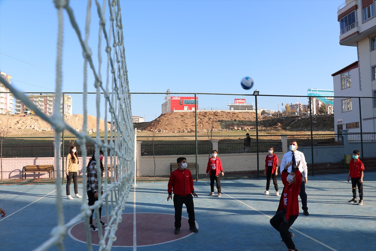 Lastiklerden yaptıkları sahada voleybol oynayan çocuklar yeni tesislerine kavuştu