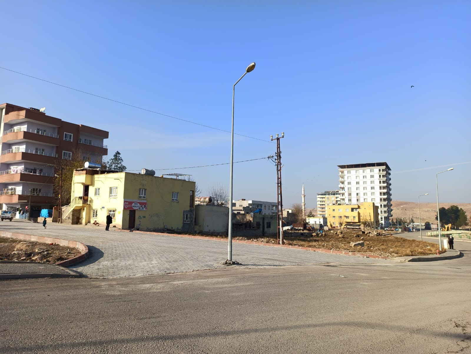 Yol genişleyince aydınlatma direği yolun ortasında kaldı