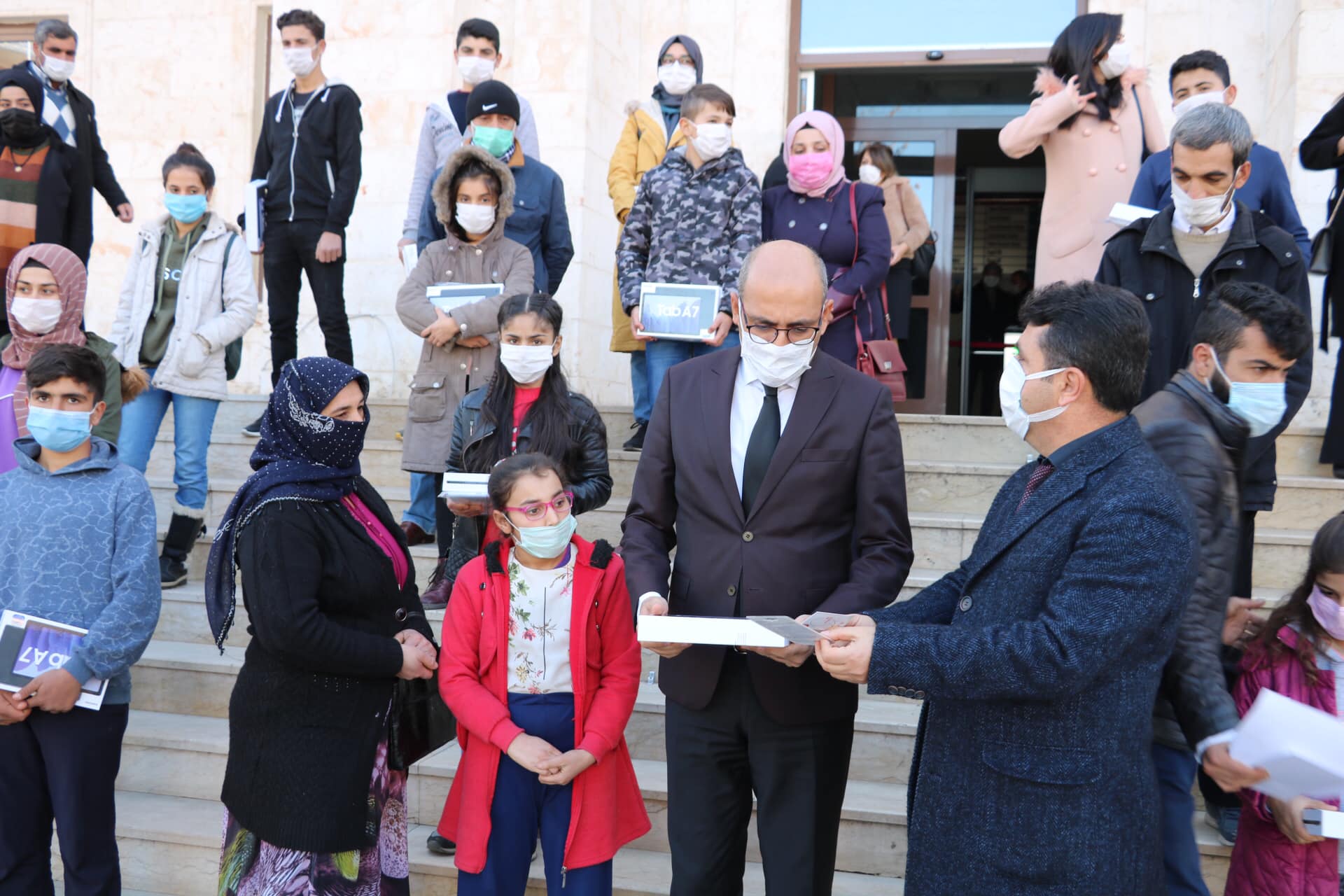 Öğrencilere Tablet ve bilgisayar desteği