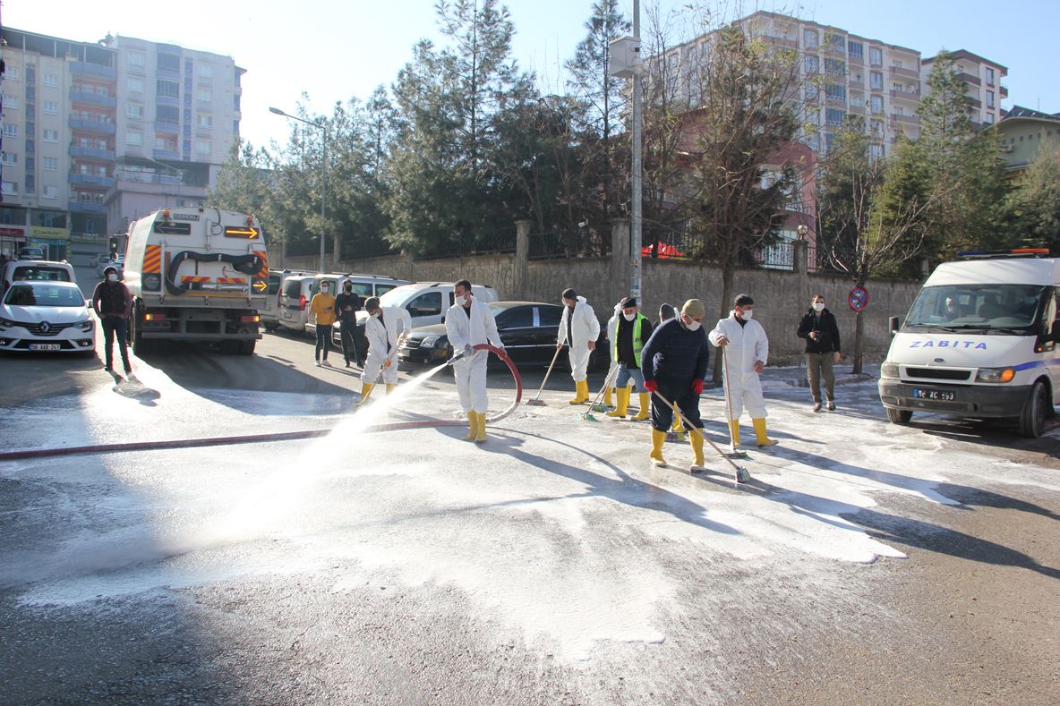 Kurtalan Belediyesi cadde ve sokaklarda dezenfeksiyon çalışması yaptı