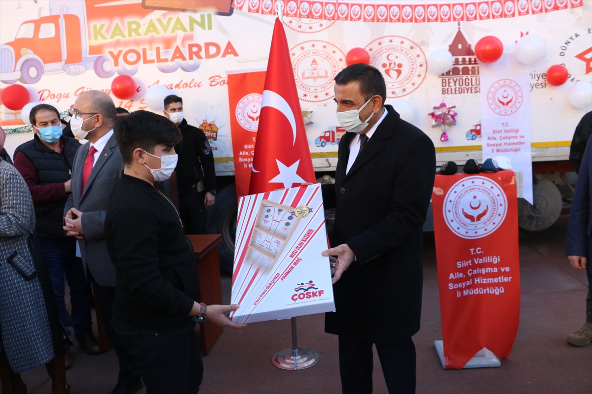 &Ccedil;ocukların y&uuml;z&uuml; "Hediye Karavanı" ile g&uuml;ld&uuml;