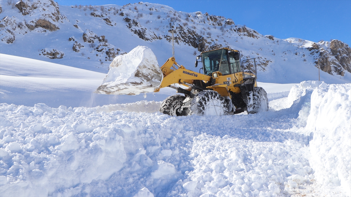 Siirt'te ekipler, kar kalınlığının 2 metreyi bulduğu b&ouml;lgelerde yolları a&ccedil;ık tutmaya &ccedil;alışıyor