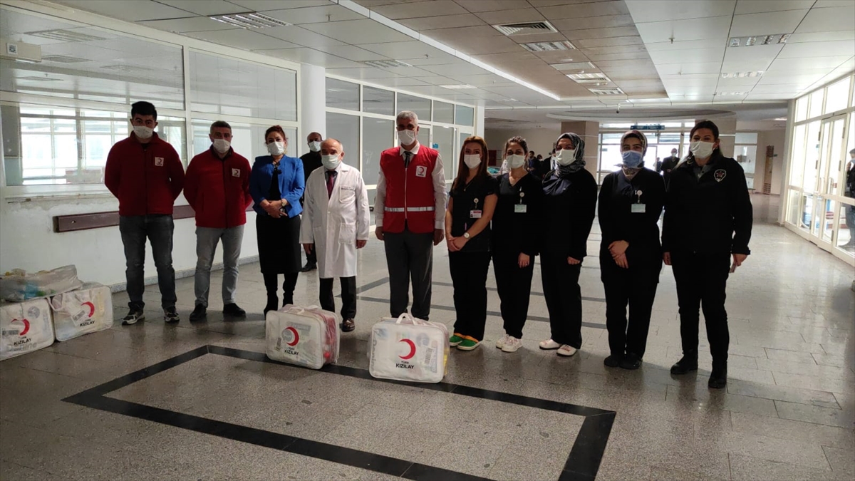 T&uuml;rk Kızılay Siirt Şubesinden ihtiya&ccedil; sahibi ailelere yardım