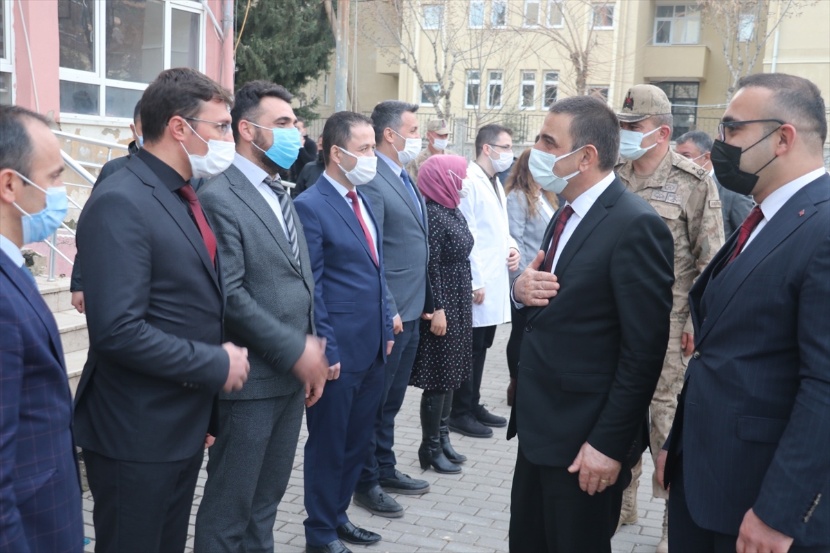 Siirt Valisi Hacıbektaşoğlu Yağcılar k&ouml;y&uuml;n&uuml; ziyaret etti