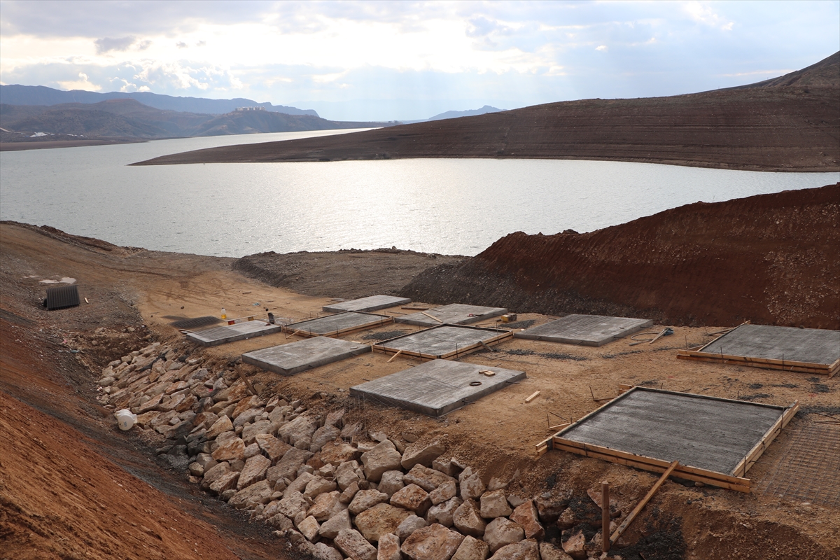 Siirt Botan &Ccedil;ayı'nda feribot seferleri i&ccedil;in tekne yanaşma iskelesi yapılıyor