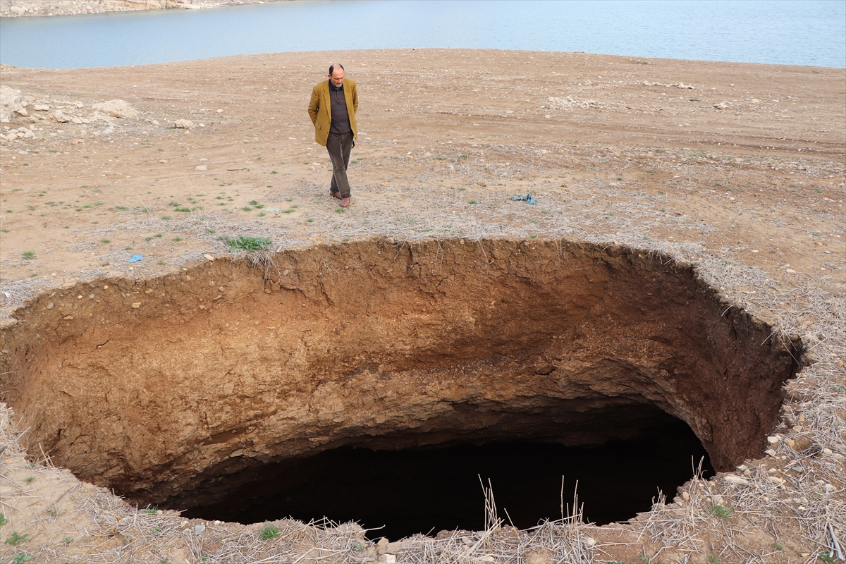 Siirt'te 60 ve 5 metre &ccedil;aplarında iki obruk oluştu