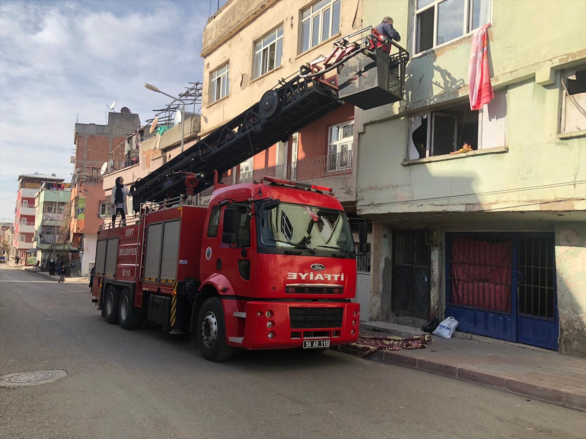 Siirt'te evde mahsur kalan &ccedil;ocuk itfaiye ekiplerince kurtarıldı