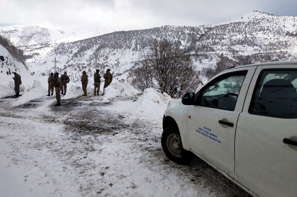 Siirt'te karda mahsur kalan hasta ve g&uuml;venlik korucuları kurtarıldı