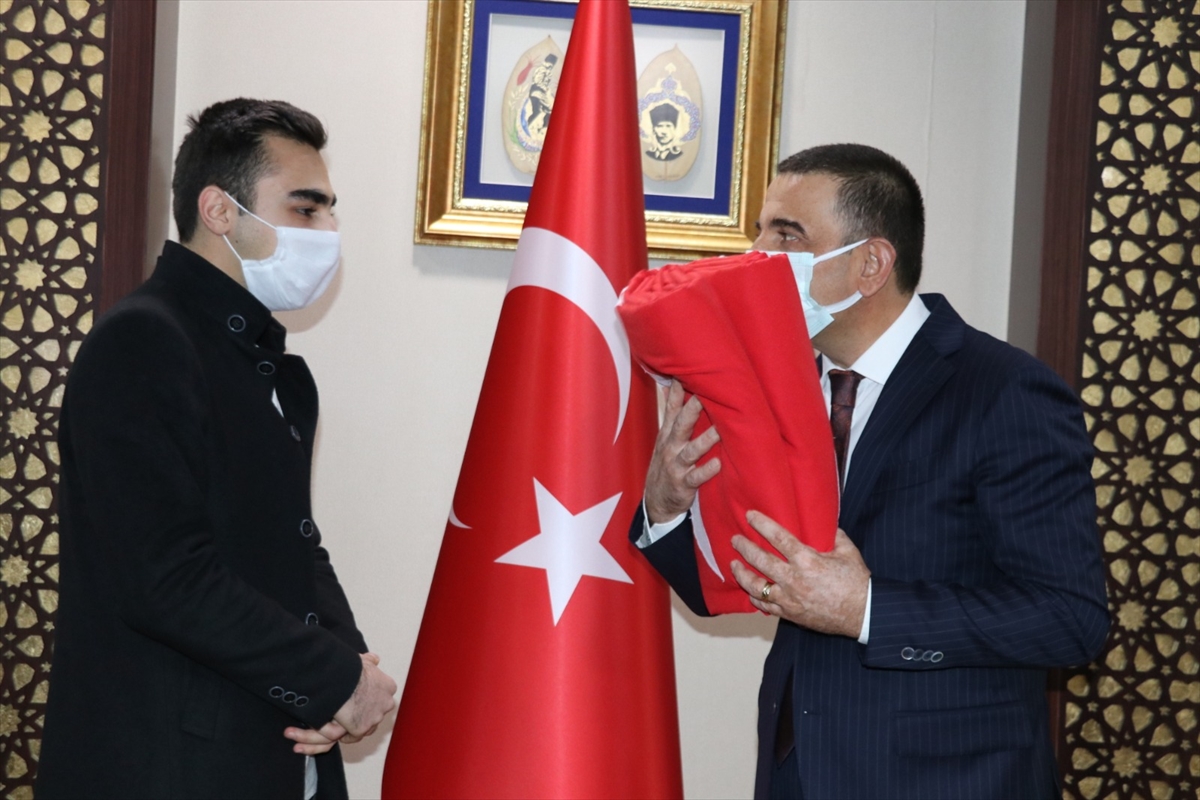 Siirt'ten &Ccedil;anakkale'ye ay yıldızlı bayrak g&ouml;nderildi