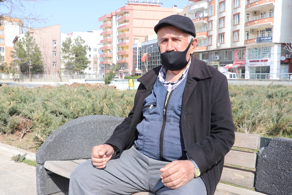 Siirt'te yeni kontroll&uuml; normalleşmeyle 65 yaş &uuml;st&uuml; vatandaşlar g&uuml;neşli havanın tadını &ccedil;ıkardı