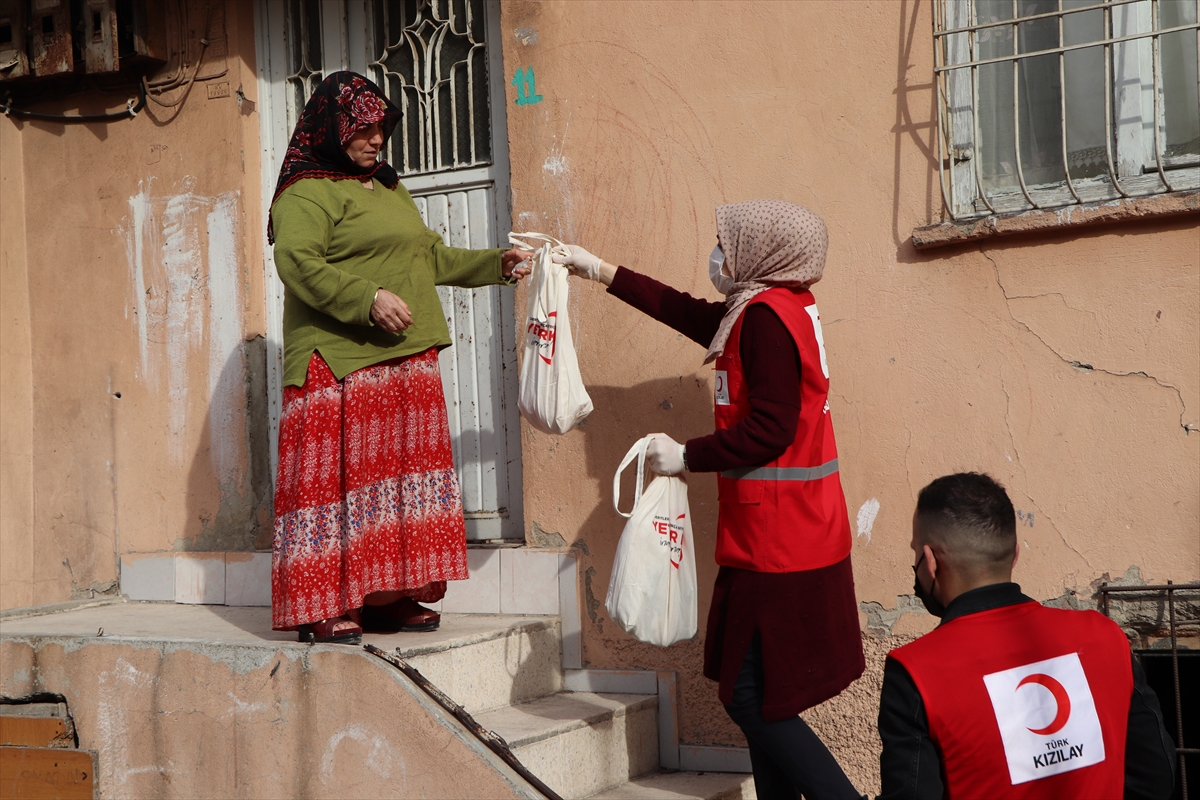 T&uuml;rk Kızılaydan  ihtiya&ccedil; sahibi 400  aileye kandil paketi