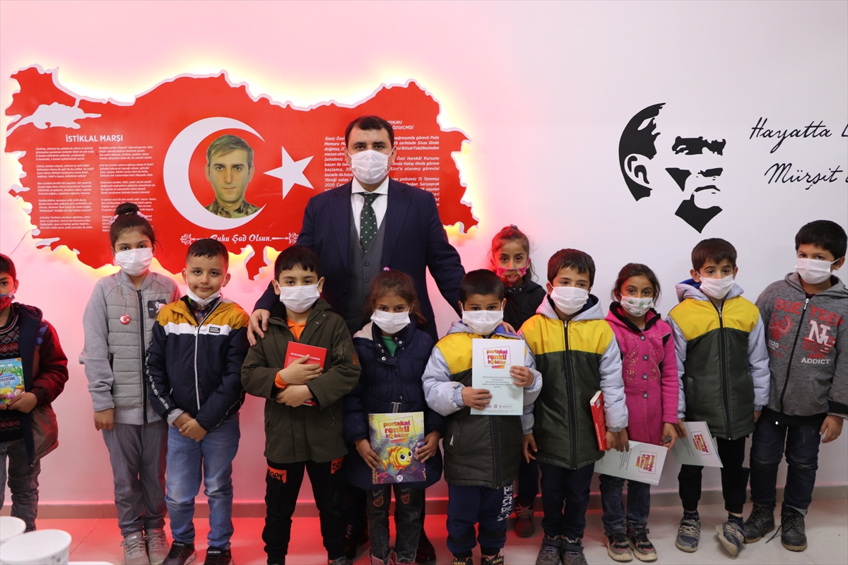 Şehit polisin adı okul k&uuml;t&uuml;phanesinde hemşehrilerinin vefası, T&uuml;rkiye'nin desteğiyle yaşatılıyor