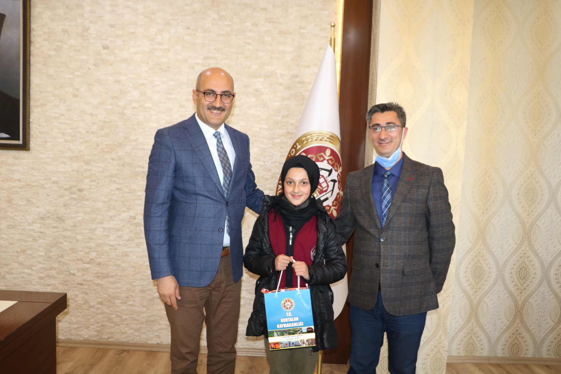 Yarışmada dereceye giren &ouml;ğrenciler &ouml;d&uuml;llendirildi