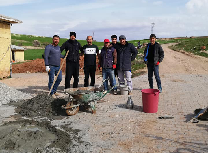 Kurtalan&rsquo;da &ouml;ğretmenler okullarını onarmak i&ccedil;in kazma k&uuml;rek &ccedil;alışıyor