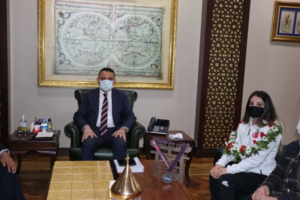 Siirt Valisi Hacıbektaşoğlu, milli güreşçi Evin Demirhan'ı ağırladı