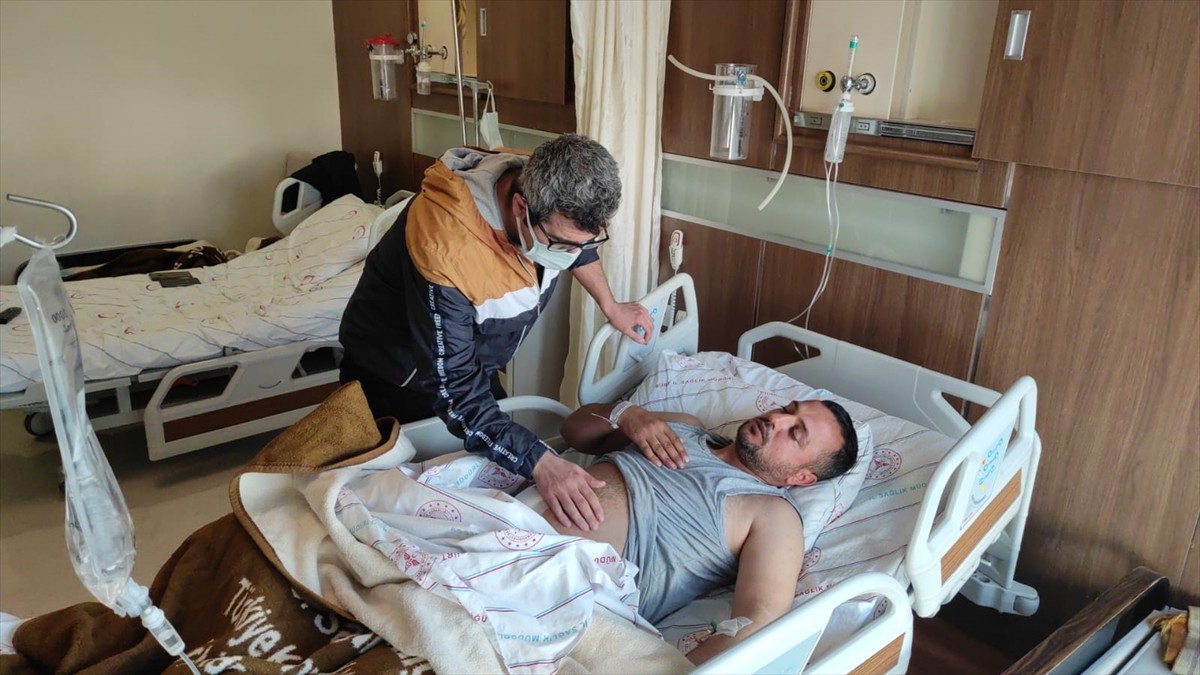 Duvardan atlayan kişi karnına saplanan &ccedil;ekpas sapı ile hastaneye kaldırıldı