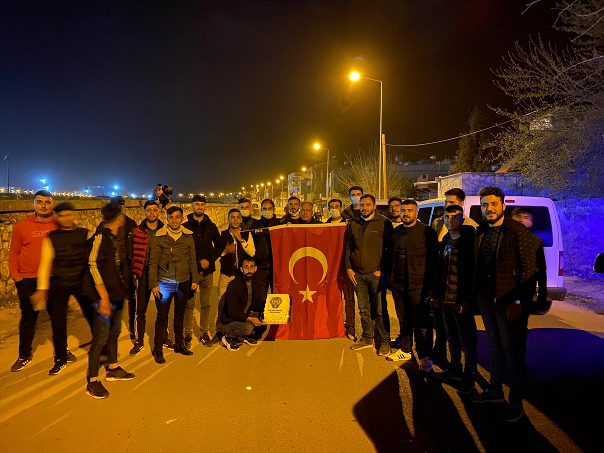 "Kavga &ccedil;ıktı" ihbarıyla mahalleye gelen  polislere s&uuml;rpriz yıl d&ouml;n&uuml;m&uuml; kutlaması yaptı