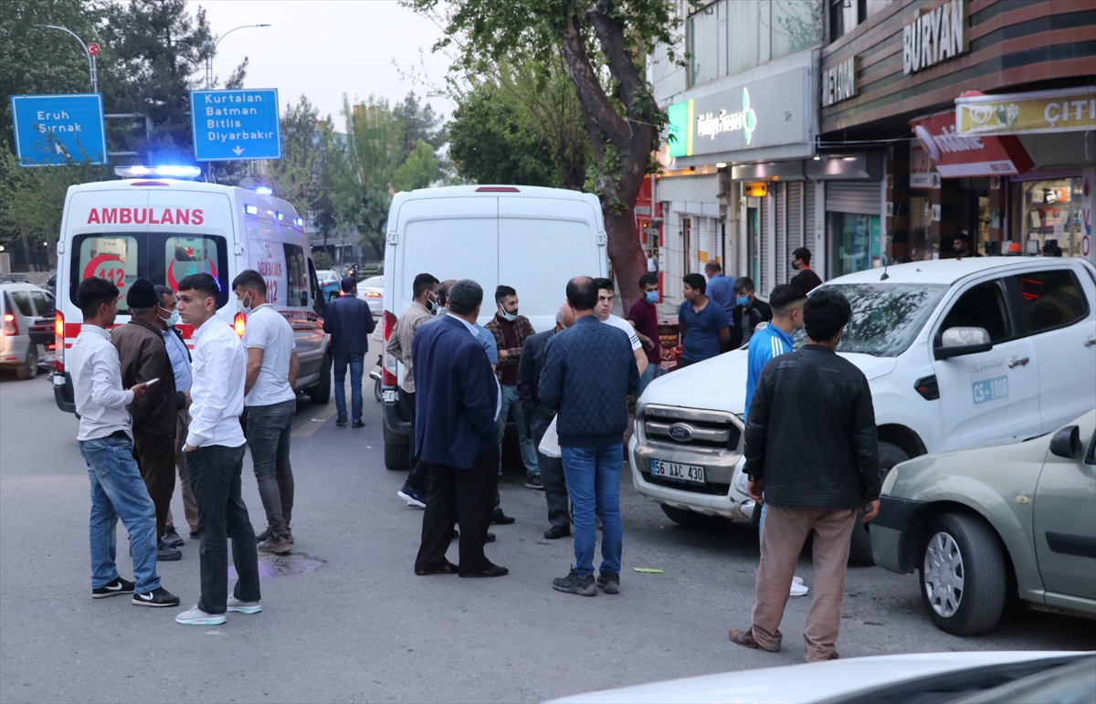 Siirt'te kendiliğinden hareket eden pikabın &ccedil;arptığı kişi yaralandı