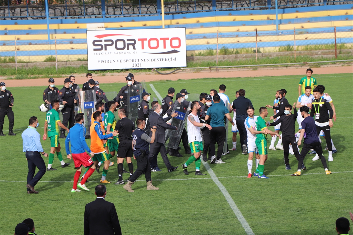 Siirt İl Özel İdaresi ve Dila Gıda Adıyaman 1954 maçında kavga