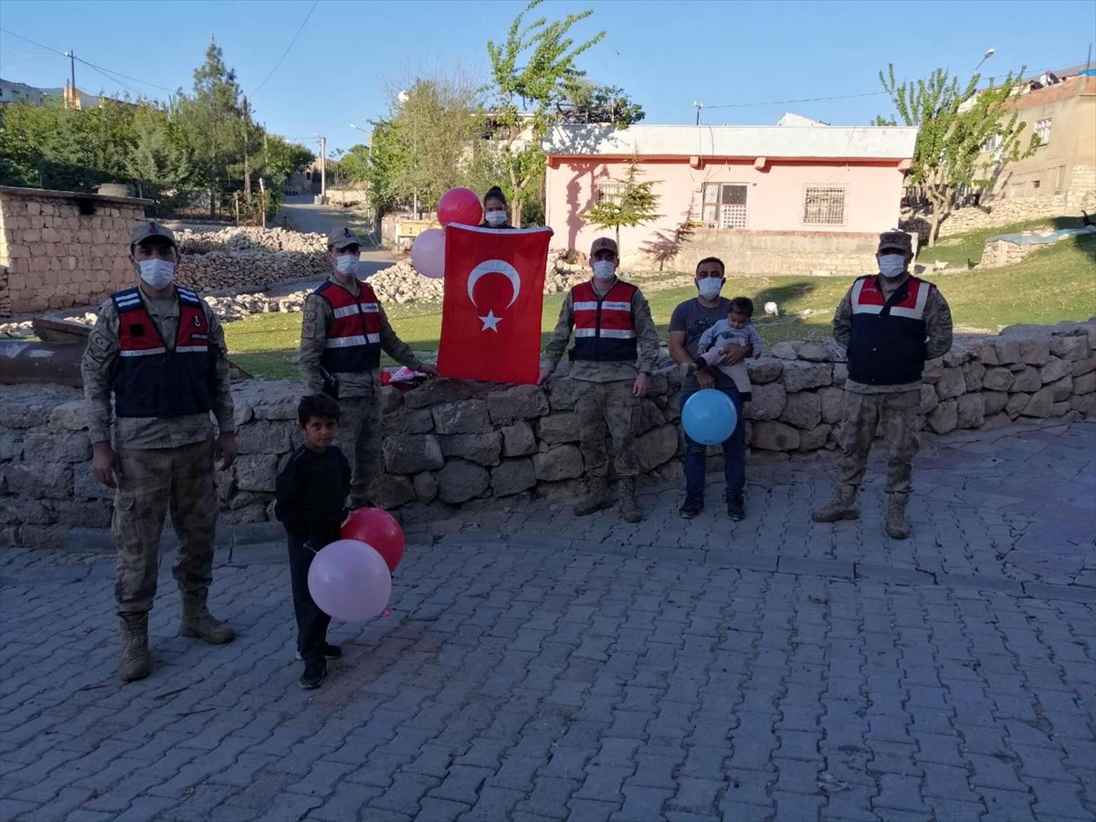 &Ccedil;ocuğun al bayrak isteğini jandarma yerine getirdi