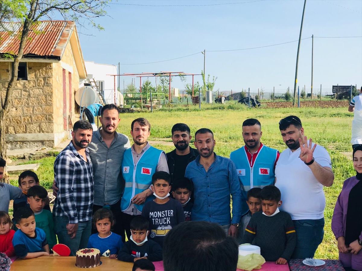 Siirt AK Parti Gen&ccedil;lik Kollarından k&ouml;y &ccedil;ocuklarına ziyaret