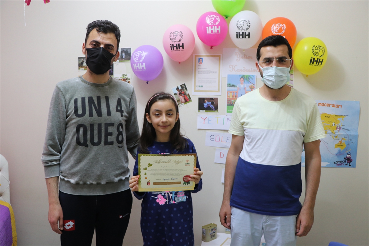 İlkokul &ouml;ğrencisi Hayrunnisa 2 yıldır her ay har&ccedil;lığını Filistinli Rahna'ya g&ouml;nderiyor