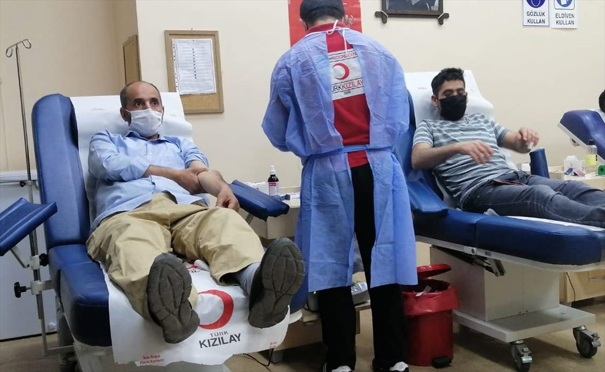 Siirt Umut Kervanından T&uuml;rk Kızılay'a kan bağışı