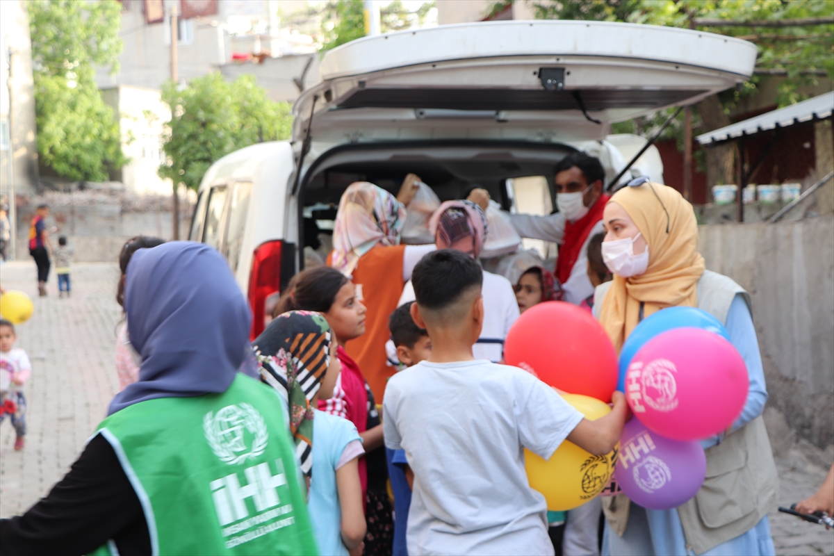 T&uuml;rk Kızılay, Vefa ve İHH İnsani Yardım Vakfından yetim &ccedil;ocukları bulunan ailelere yemek ve nakdi yardım