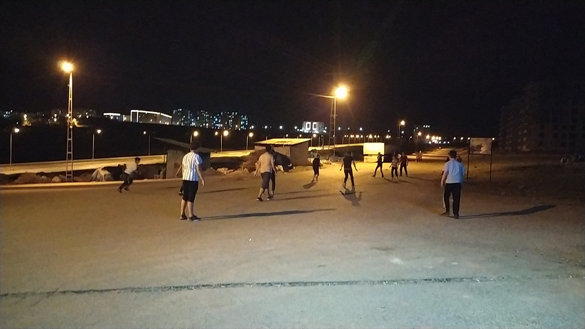 Siirt&rsquo;te kısıtlamaya uymayan &ccedil;ocuklar sokak lambaları kapanınca evlerine gitti