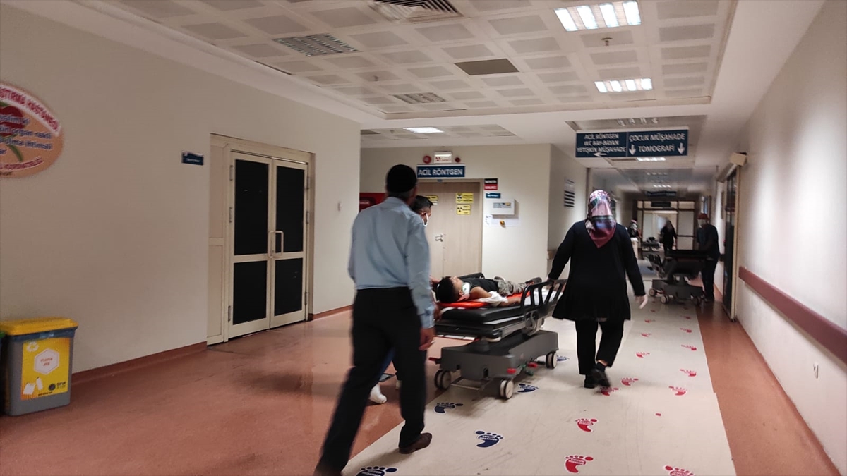 Tarım aracı devrildi: 5 yaralı