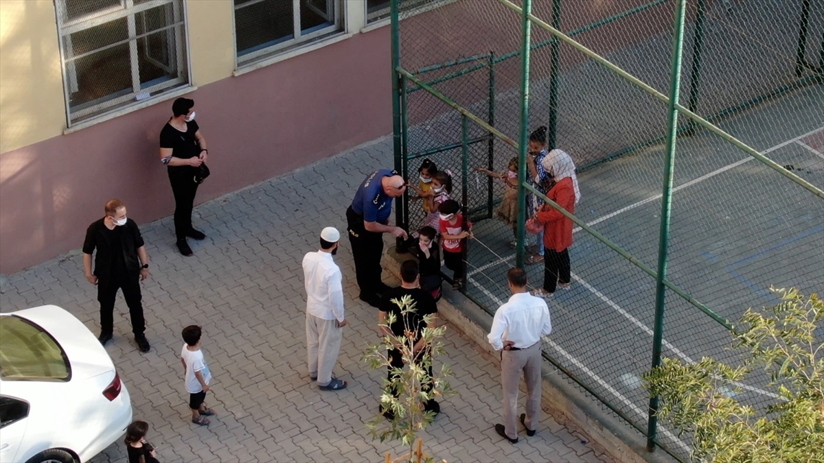 Yılmaz, ziyaret ettiği okulda &ouml;ğrencilerin elini &ouml;pt&uuml;