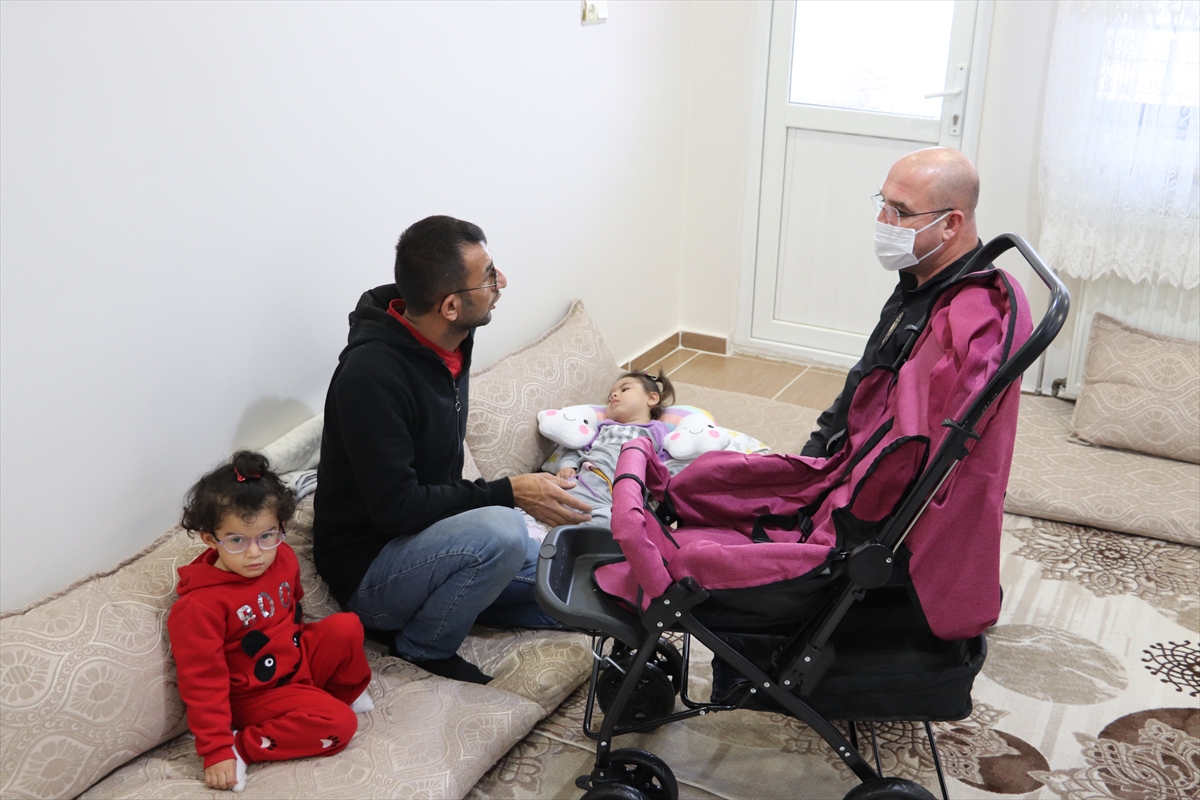 Bedensel engelli &ccedil;ocuğa bebek arabası desteği