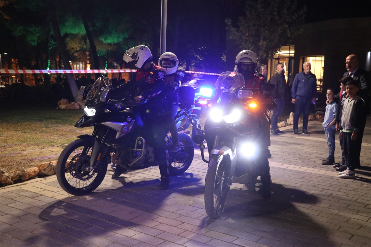 Polis, &ccedil;ocukların  motosiklete binme isteğini ger&ccedil;ekleştirdi