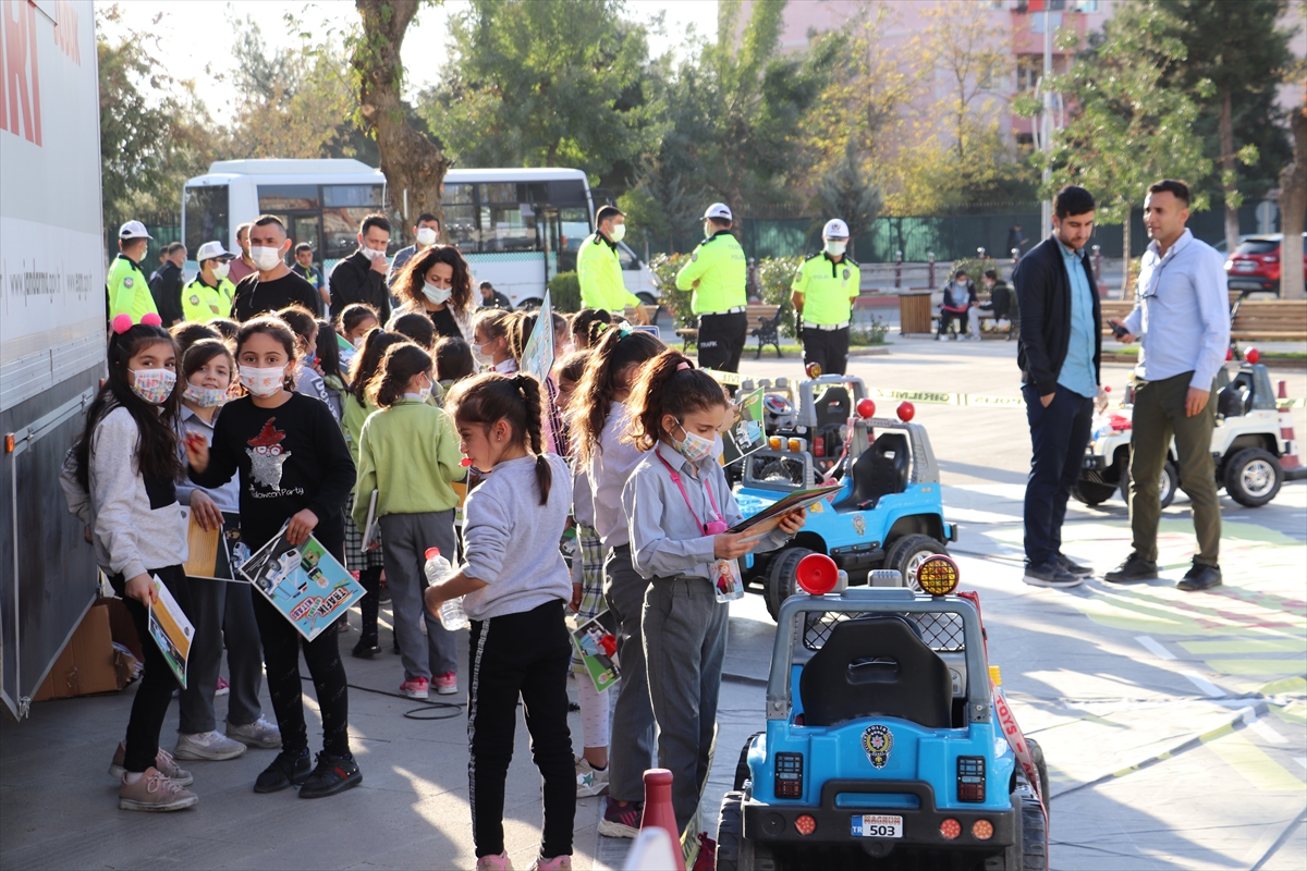 &Ouml;ğrenciler "Mobil Tır'da" trafik eğitimi aldı