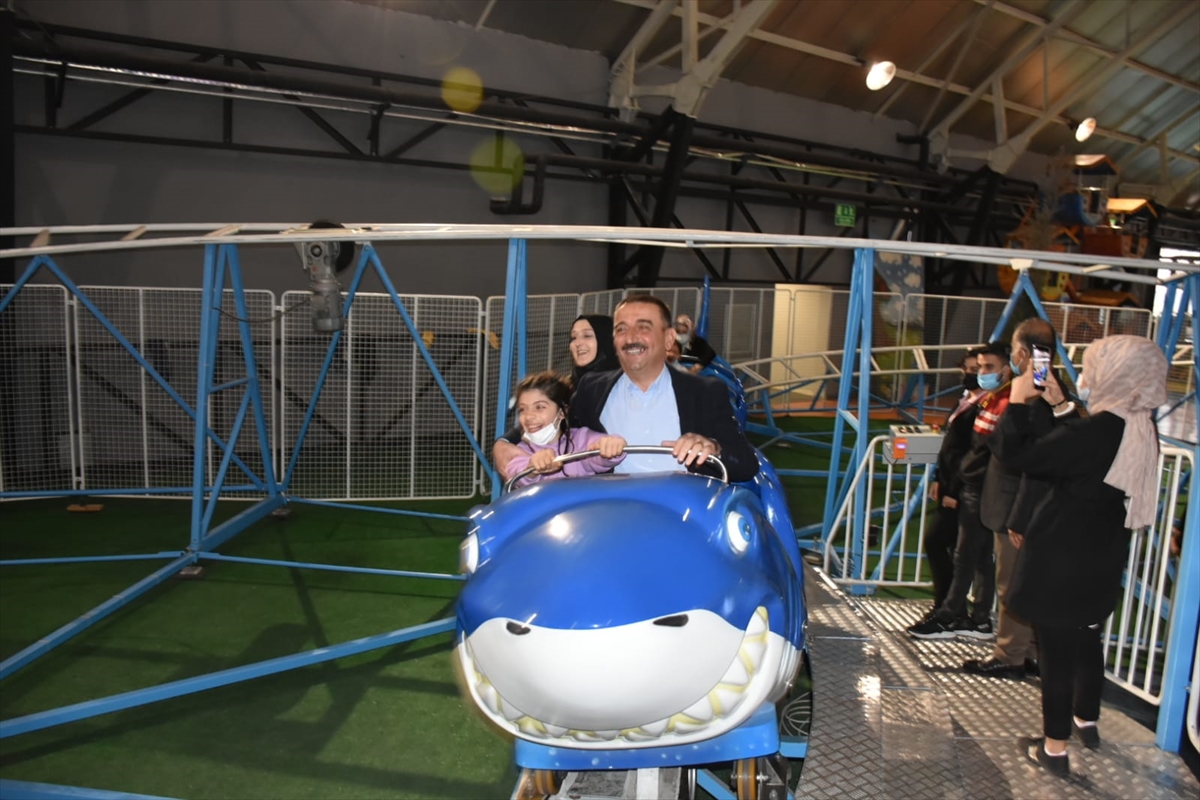 Sevgi evlerindeki &ccedil;ocuklar lunaparkta eğlendi