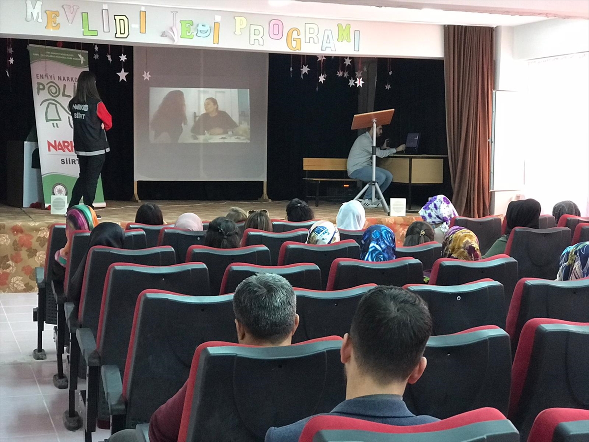 Kadınlara "En iyi narkotik polisi anne" eğitimi verildi