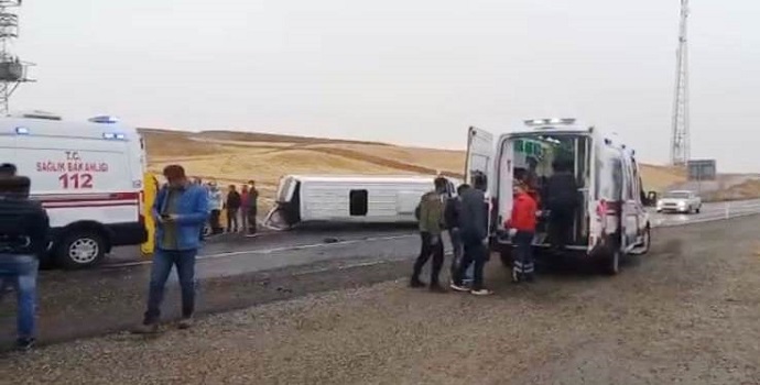 İş&ccedil;ileri taşıyan minib&uuml;s devrildi: 5 yaralı