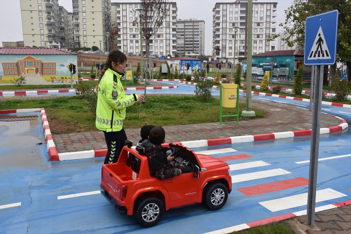 &Ccedil;ocuklara eğitim parkında