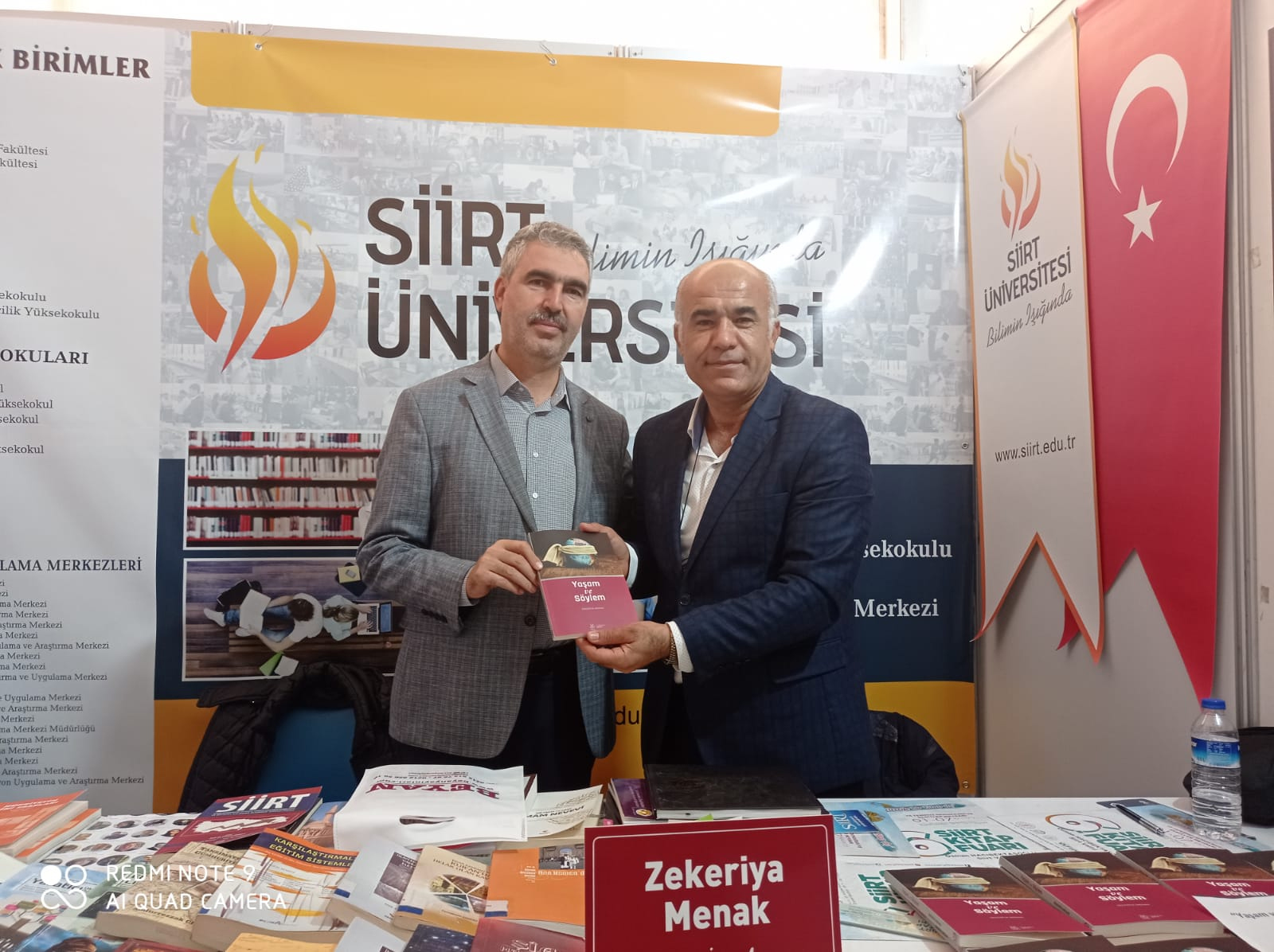 Hemşehrimiz Menak, kitap fuarında imza g&uuml;n&uuml; d&uuml;zenledi