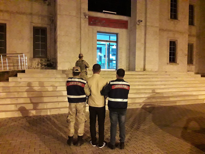 16 yıldır aranan katil zanlısı yatak odasında gizli b&ouml;lmede yakalandı