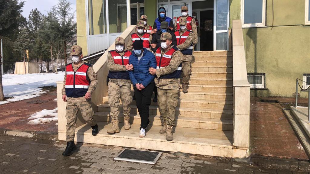 Ak&uuml; &ccedil;alan 3 hırsızdan 2&rsquo;si tutuklandı