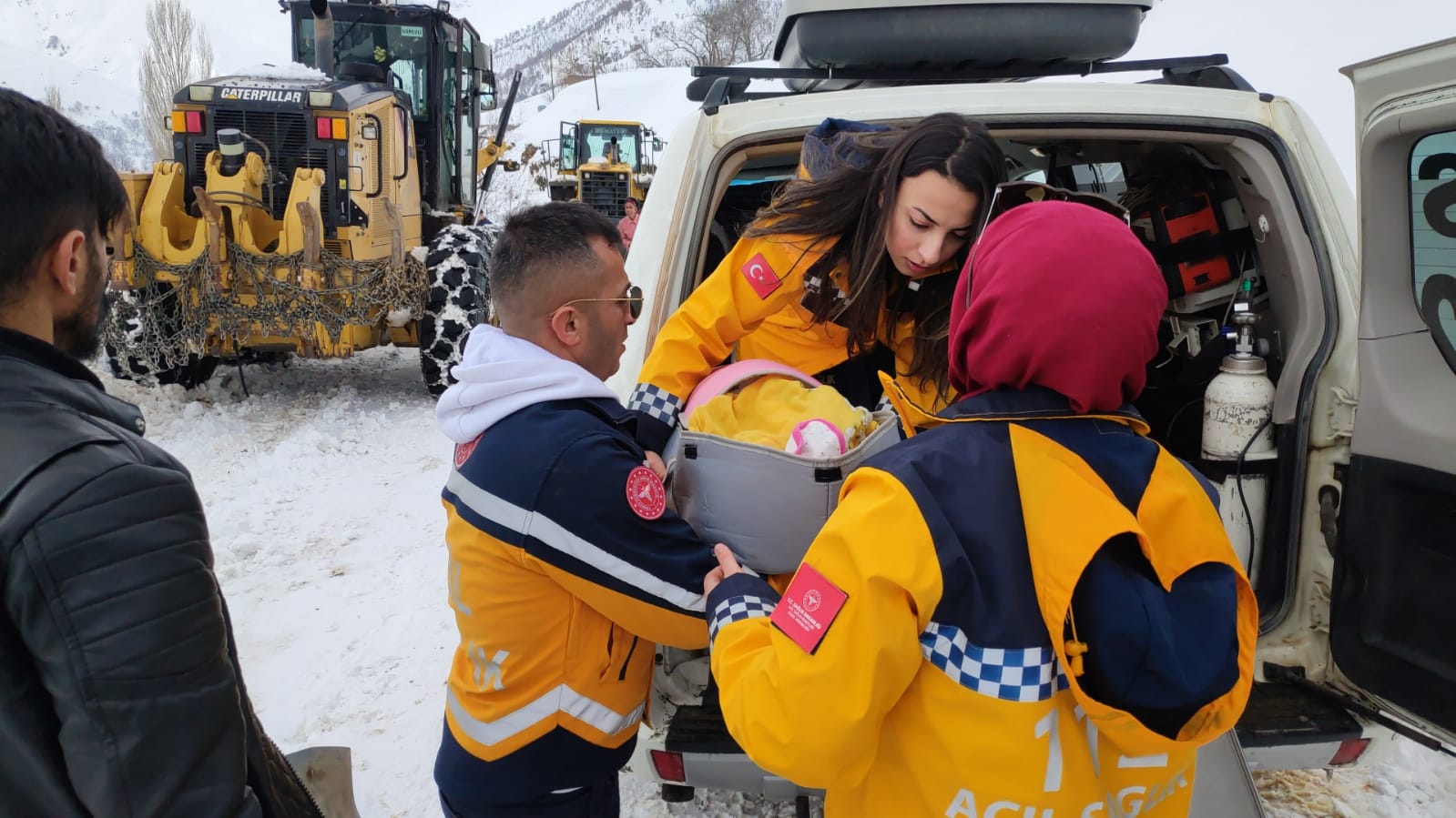 Şirvan&rsquo;da Karda  Mahsur Kalan Yolcu Minib&uuml;s&uuml; Kurtarıldı