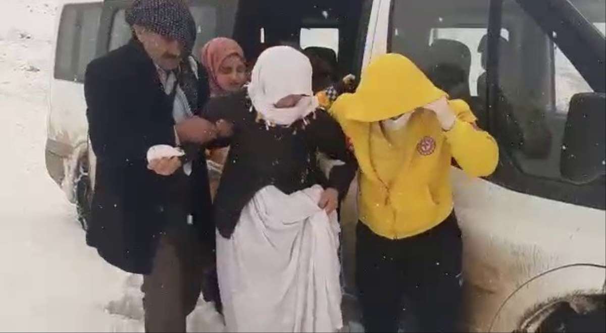 Kalp Hastası Kadın ve Mahsur Kalan ara&ccedil;lar i&ccedil;in Ekipler Seferber Oldu
