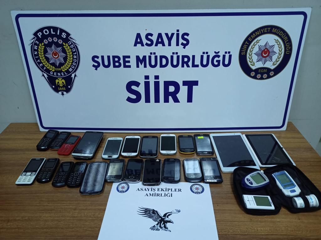 Polisin dur ihtarına uymayan ş&uuml;pheli şahıs, &ccedil;aldığı malzemeleri atarak ka&ccedil;tı