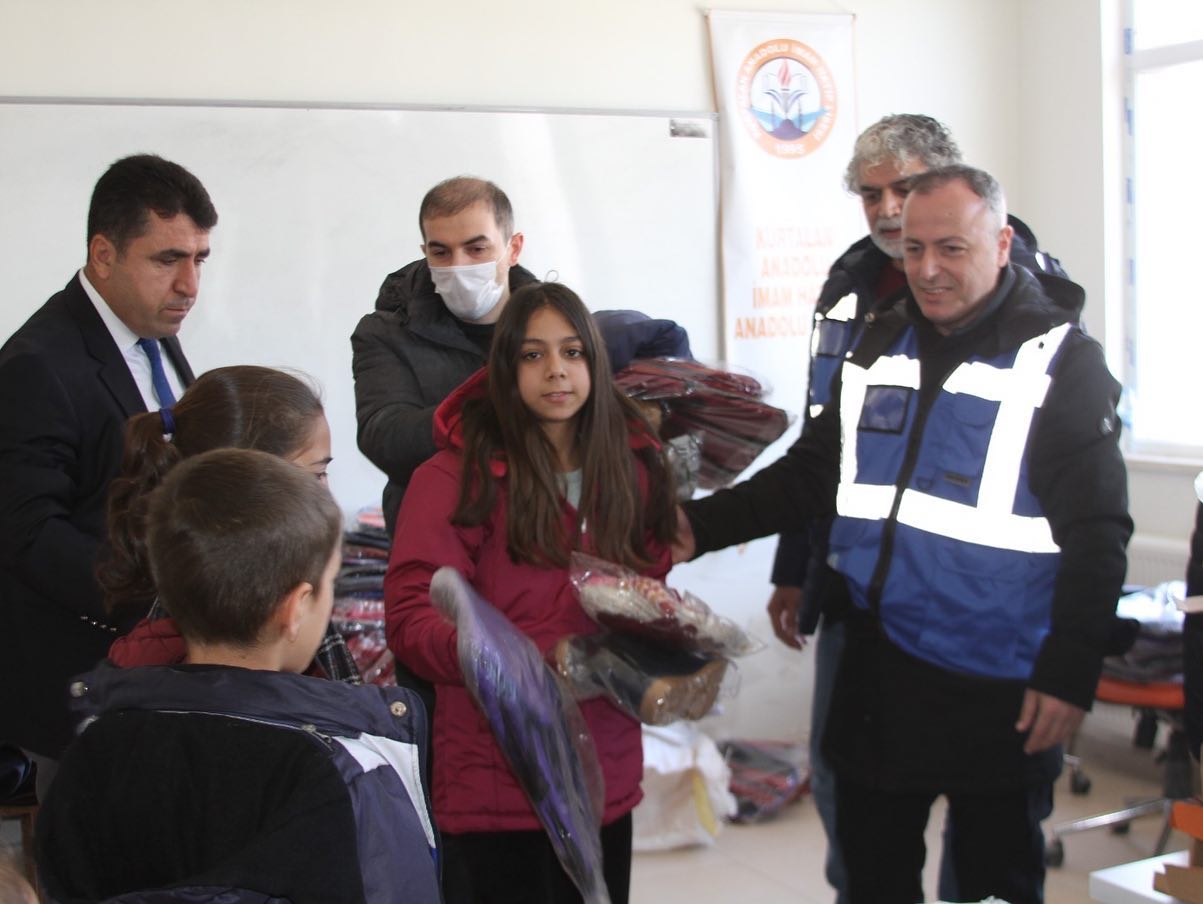 &lsquo;Help Me&rsquo; Derneğinden giyim yardımı