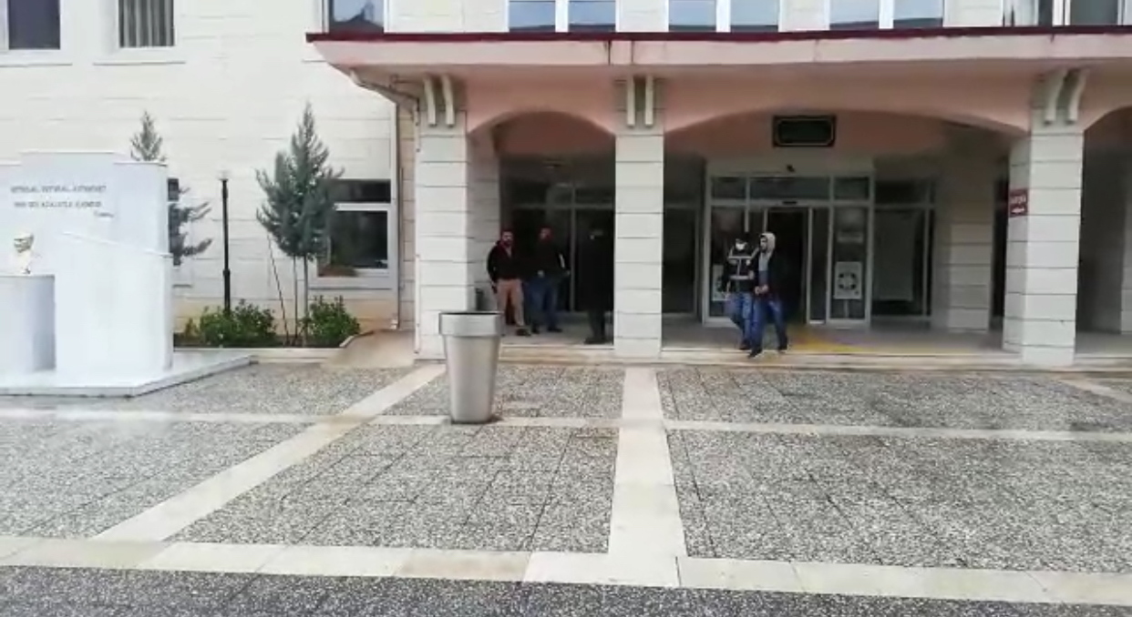 Siirt&rsquo;te bir evi soyan hırsızlar yakalandı