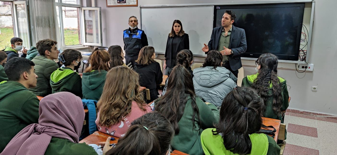 Selami Değer Anadolu Lisesi &Ouml;ğrencilerine Polislik Mesleği Tanıtıldı