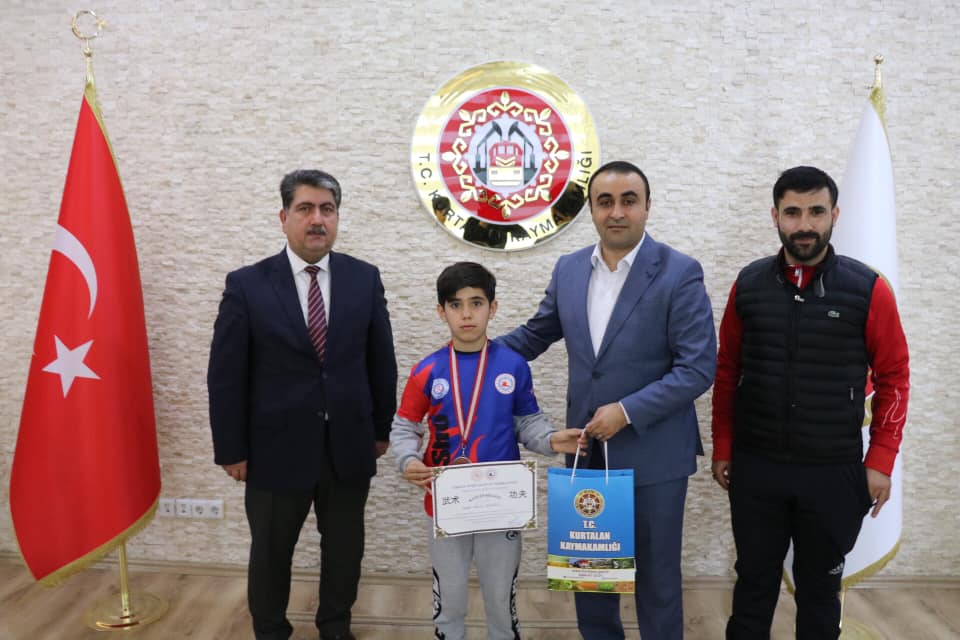Dereceye giren &ouml;ğrenciler &ouml;d&uuml;llendirildi
