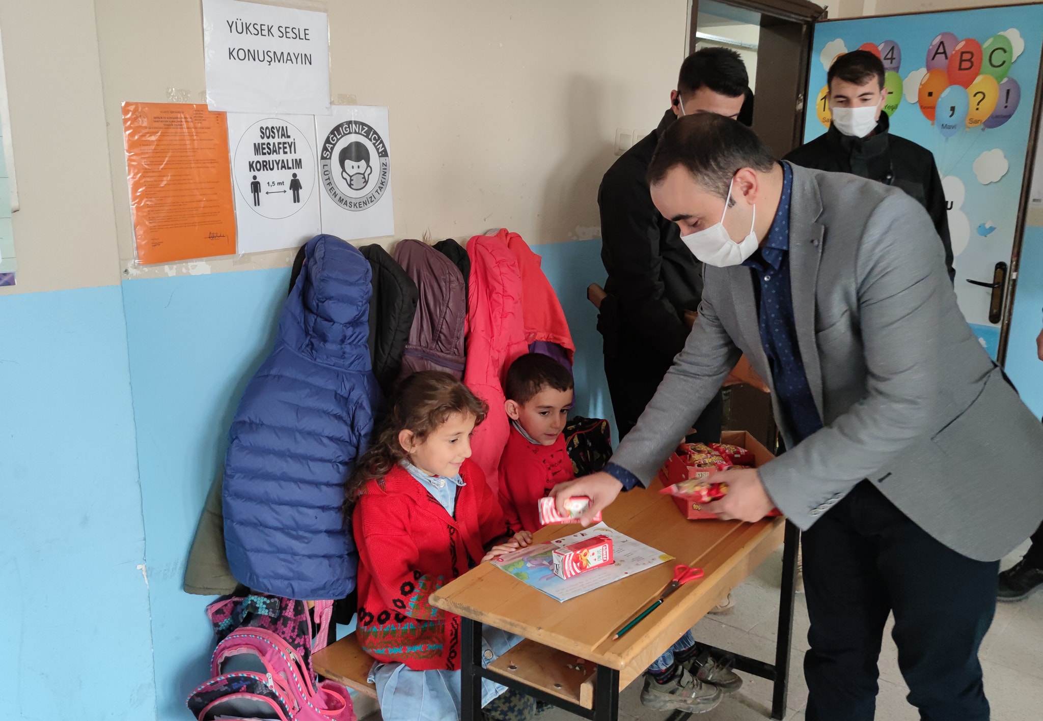 Tekin, okul ziyaretlerini  s&uuml;rd&uuml;r&uuml;yor